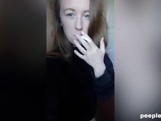 amateur hottie likes smoking and masturbating